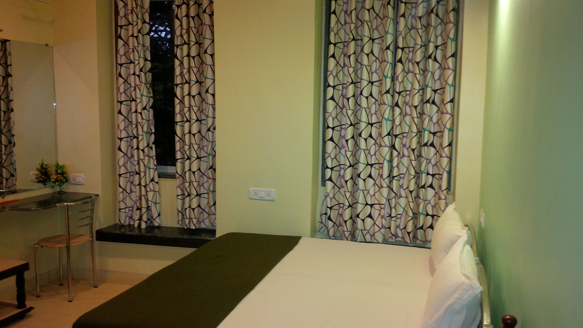 Hotel Blue Bird Colaba Mandve Exterior photo